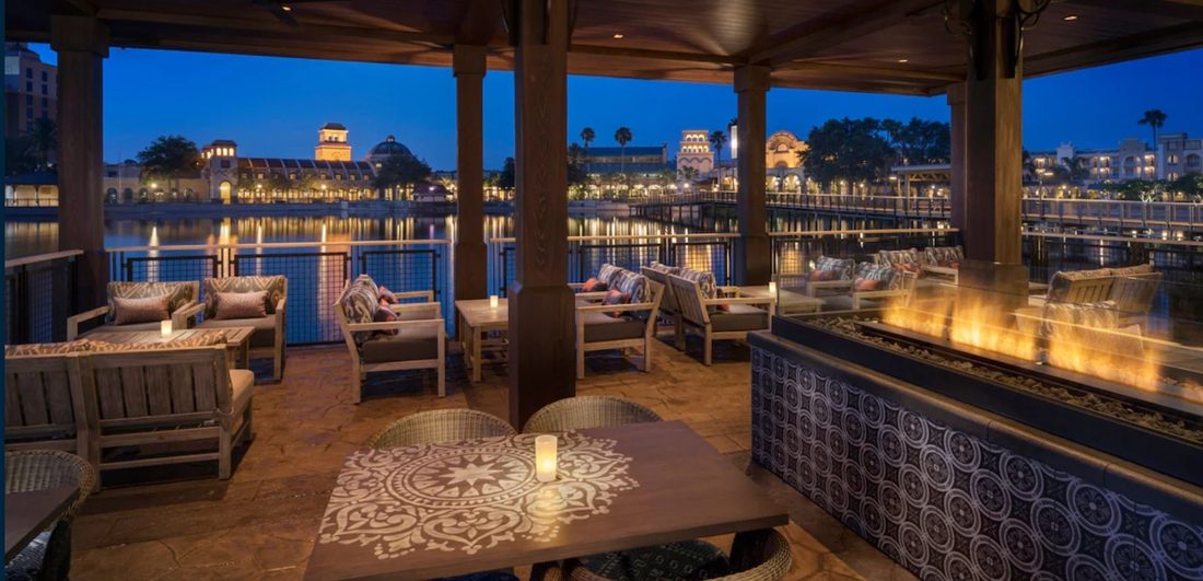 Three Bridges Bar & Grill sobre el lago al atardecer
